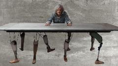 'Il tavolo delle trattative' di Alessandro Bergonzoni